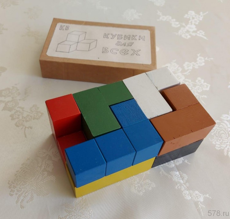 Кубики для всех – игра Б.П.Никитина. Игра учит мыслить пространственными образами (объёмными фигурами), умению их комбинировать и является значительно более сложной, чем игры с обычными кубиками. Ребёнку приходится решать две задачи одновременно: во-первых, выбрать из 7 фигурок только 2-3 (или более, если модель сложна), которые необходимы для построения модели; во-вторых, придать этим фигуркам то положение, какое они занимают в модели, т.е. соединить их и уложить в модель. 